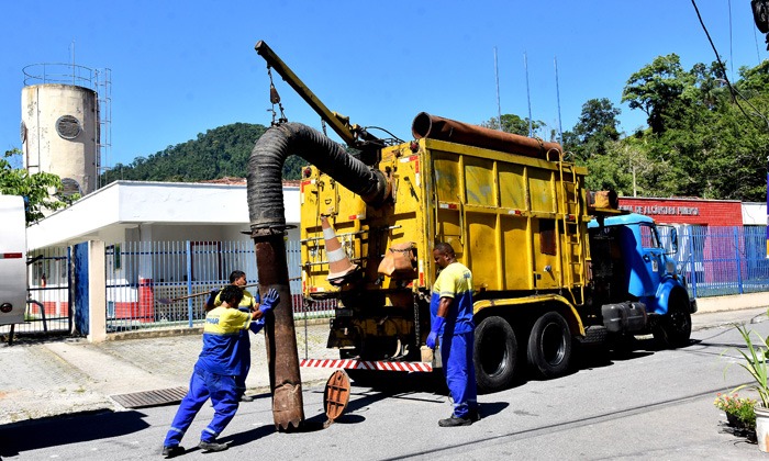 Capa da notícia: Ação preventiva da Prefeitura reduz riscos de alagamentos em Angra