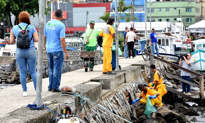 Capa da notícia: Limpeza no Cais da Manivela remove 375 kg de resíduos do mar