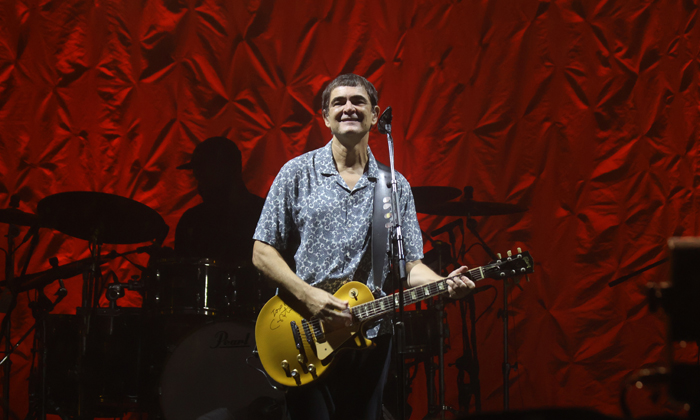 Capa da notícia: Samuel Rosa é destaque na primeira noite de shows do Sesc Verão 2026 em Angra