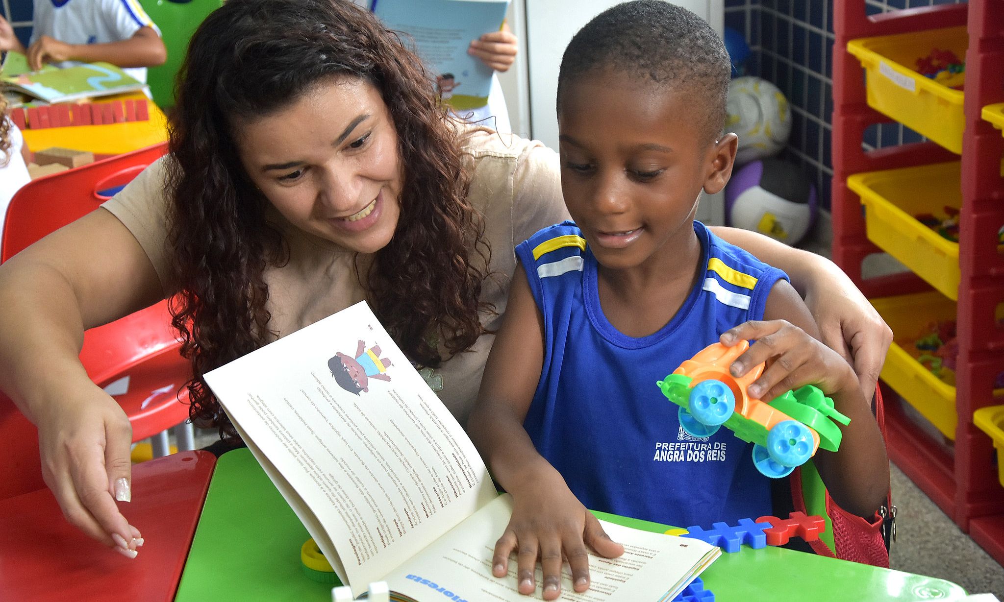 Capa da notícia: Alunos de Angra recebem livros em parceria com o Instituto João e Maria Backheuser