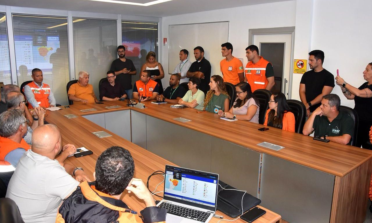 Capa da notícia: Angra realiza reunião para alinhar ações preventivas diante da chegada de frente fria