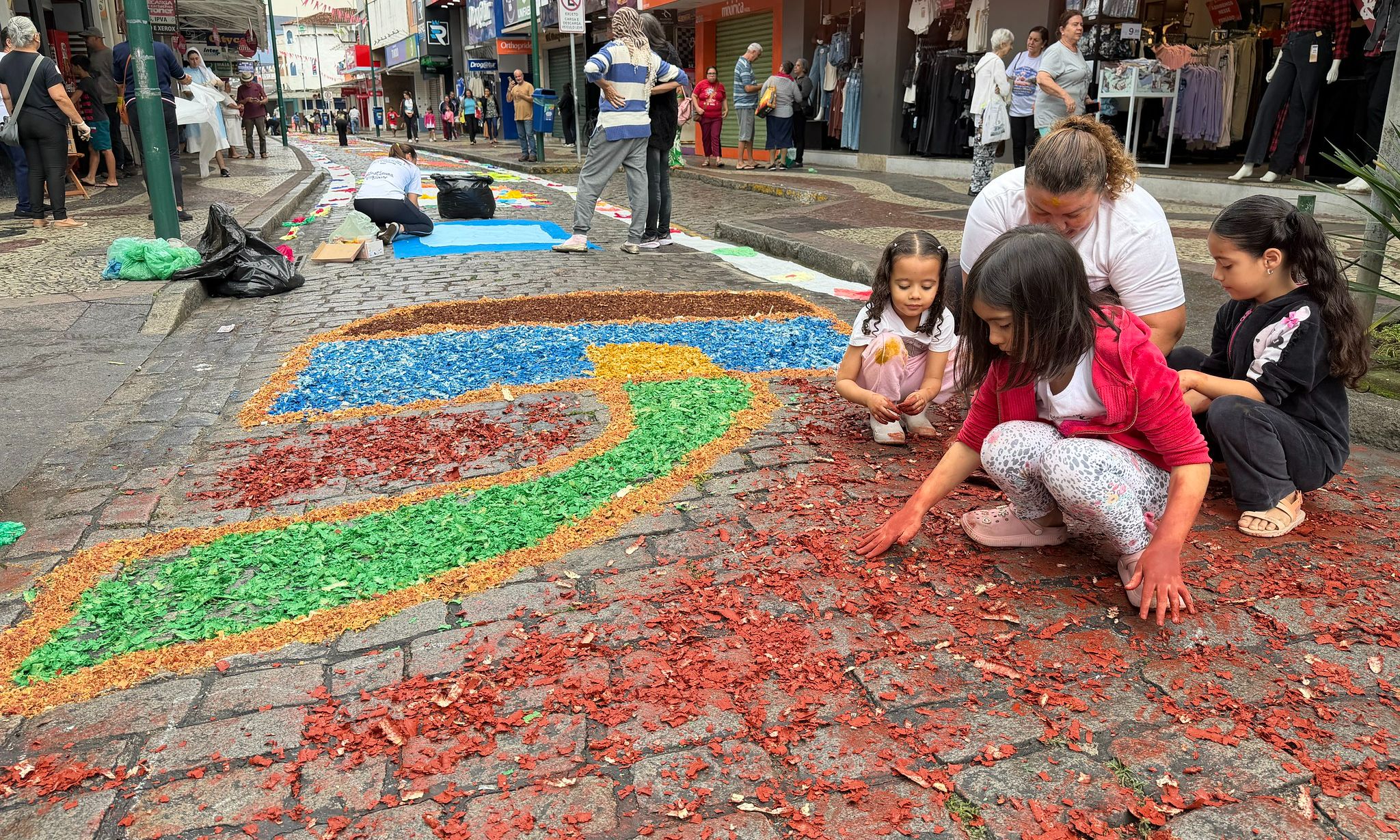 Celebração de Corpus Christi emociona fiéis no Centro de Angra