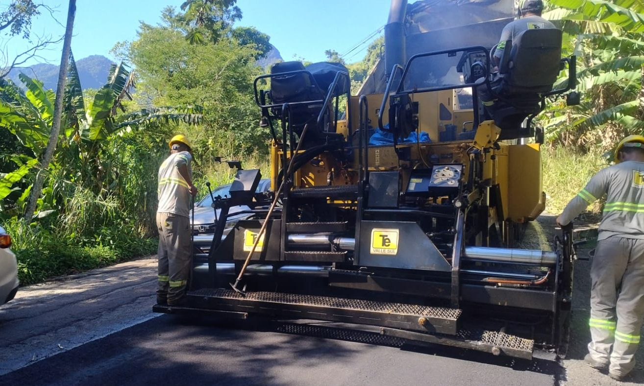 Capa da notícia: Prefeitura de Angra realiza operação tapa-buraco em trechos da Rodovia RJ-155