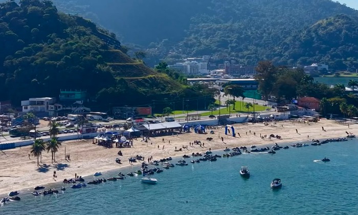 Capa da notícia: Angra reuniu mais de 300 motos aquáticas em evento na Praia do Anil